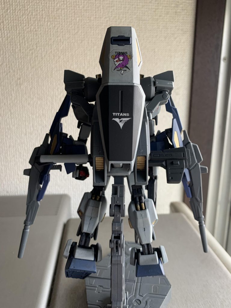 背面。シールドは無改造で背中にマウントできたのでこの形で。それにしてもテトロンシール嫌い。AOZの水転写デカールあったらすぐさま確保したい。