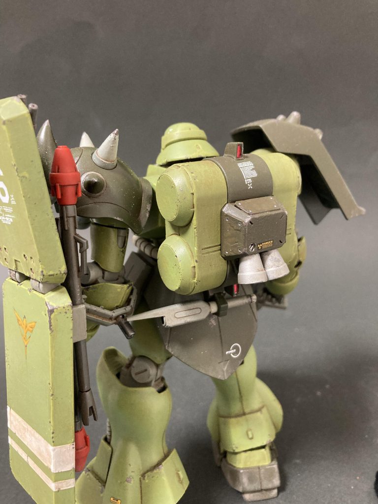 地上専用の巨人なので、上横のバーニアはオミットしています。