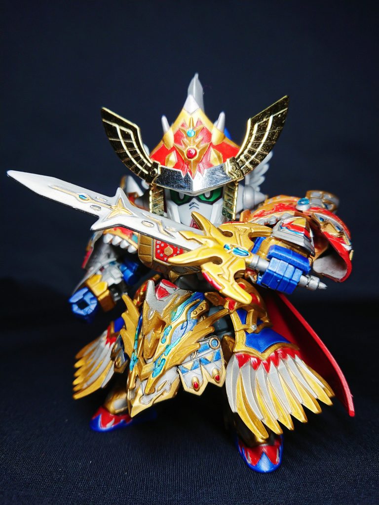 ヒーローズの世界に召還されたキングガンダムというイメージで、アーサーガンダムをベースに制作しました。キングのキットと言えば旧キットのII世ですが、ヒーローズ準拠にしたため名前から世代は外し、キングガンダム ヒーローズver.としました。