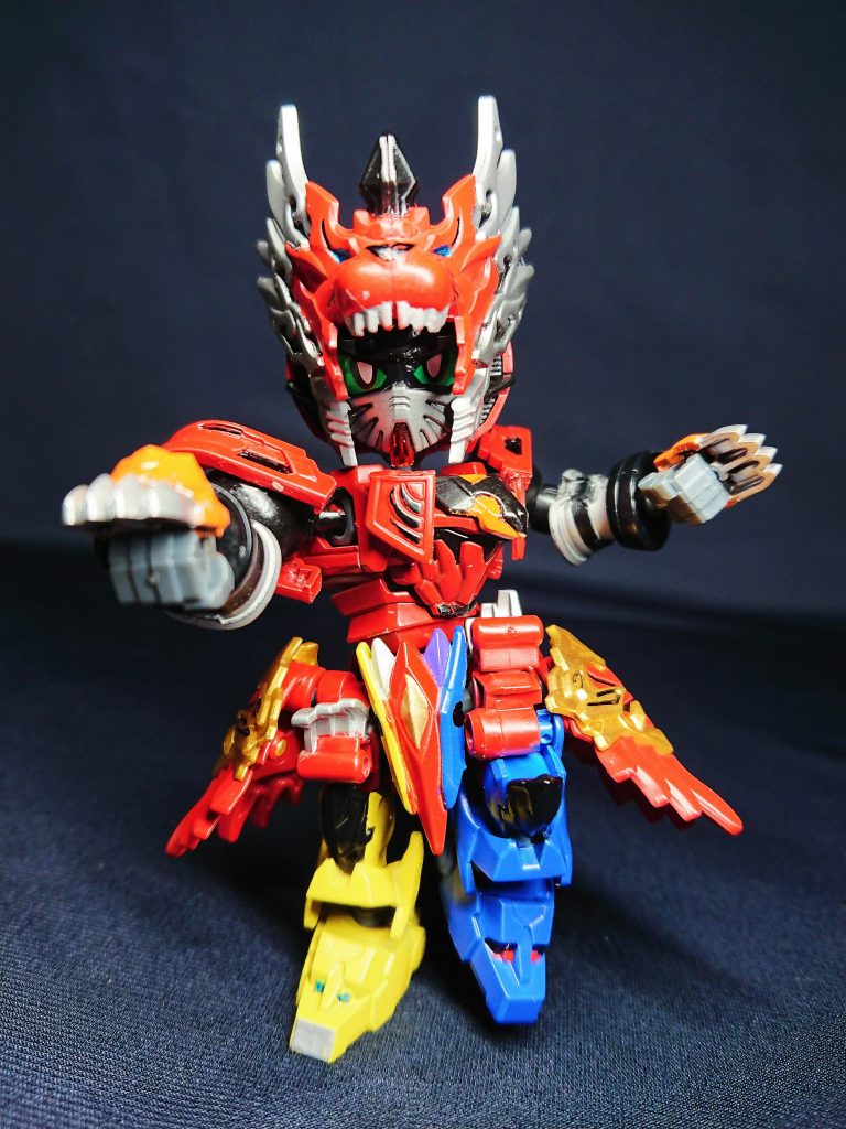 まずゲキトージャ状態の激闘ガンダムは、強化前ということでそれなりにシンプルにまとめています。シンプルな分、可動は優秀。片足立ちもこなします。なお、脚部はカラバリでゲキトージャウルフにもなれます。