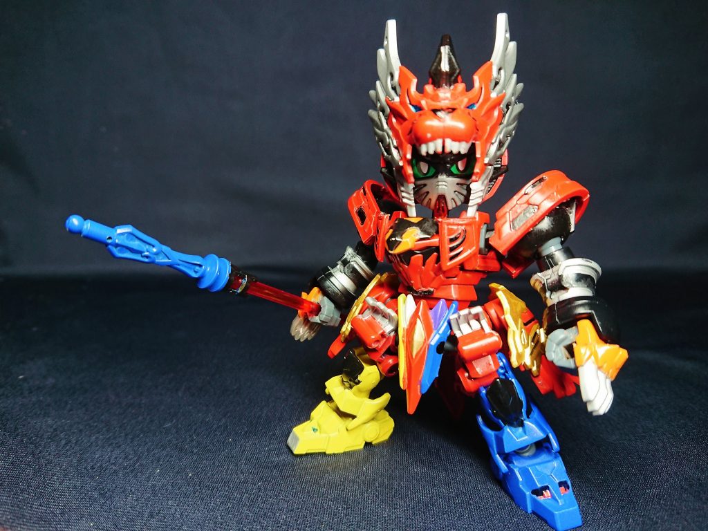 可動は優秀でもメイン武器が拳(クロー)、サブ武器が棍棒 (三節棍)なのでポージング幅は少なめですwカラーやデザインからゴ・エリアのレッドタイガーと繋がりを出しています。