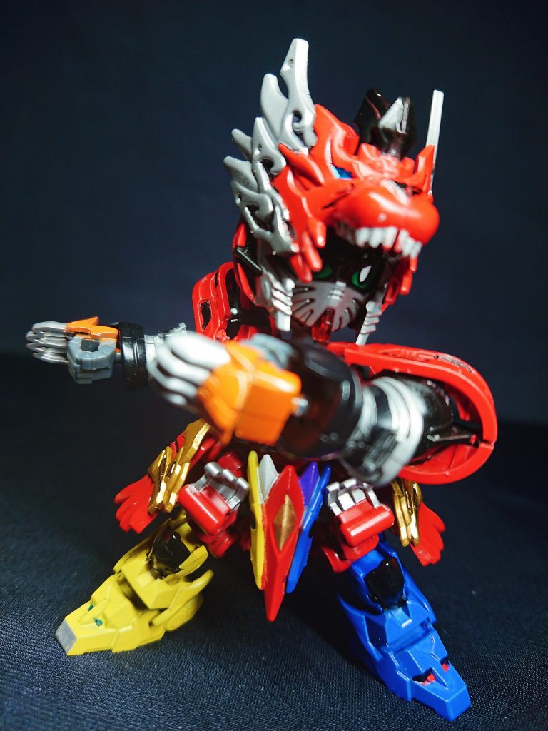 キングダムワールドで一人、黄化ウィルスと戦ってきた男。赤流火穏という地から飛ばされてきたらしく、その見た目からゴ・エリアの孫堅に気に入られてしまう。