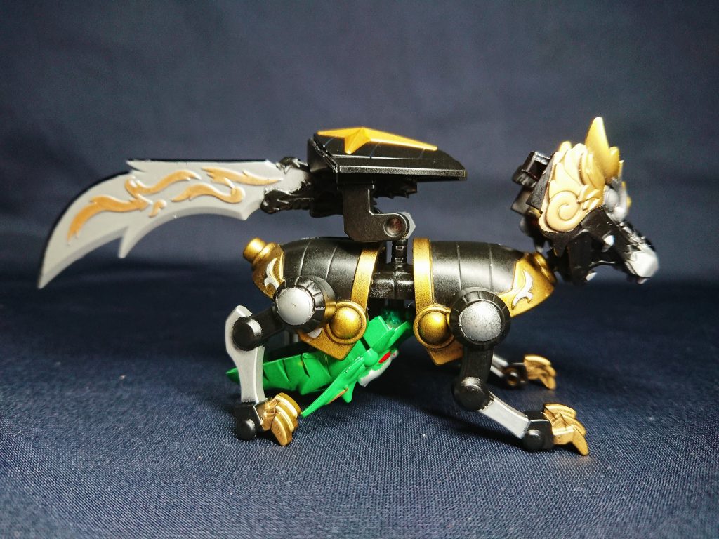 背中と腹部に武器が収納されます激闘ガンダムとの合体時は、リンカメレオンは手甲扱いとなります。カメレオン→トカゲ→ドラゴンということで、緑龍手甲という武器です。