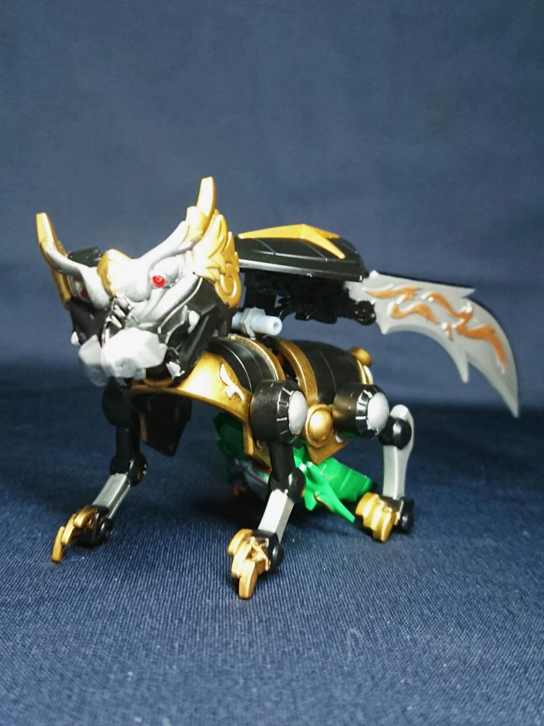 次はリンライオンモチーフの麒麟獅子です。麒麟(キリン)+獅子(ライオン)でリンライオンになっています。赤流火穏の原生動物で、激闘ガンダムに付き従う相棒です。