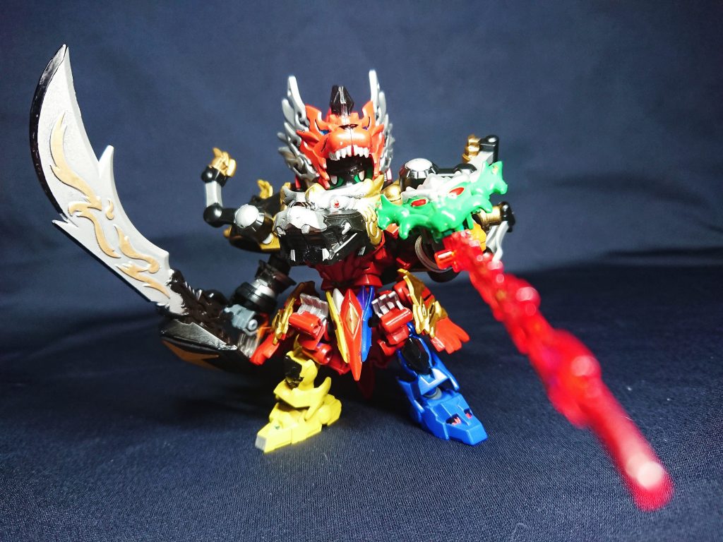 武器は激麟剣と緑龍手甲です。手甲からは鞭も飛び出します。未使用の棍は背部に懸架が可能です。