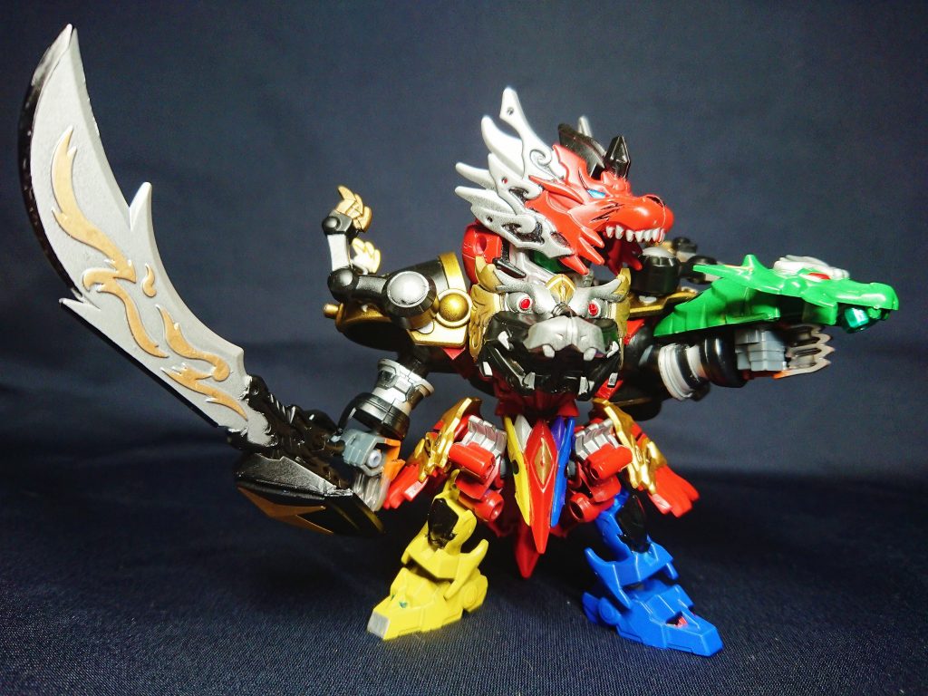 3色から5色になり、カラフルになりました。実はゲキトージャ時からフロントスカート部分に、激獣拳の5人の色と、激臨殿の2人の色を入れています。