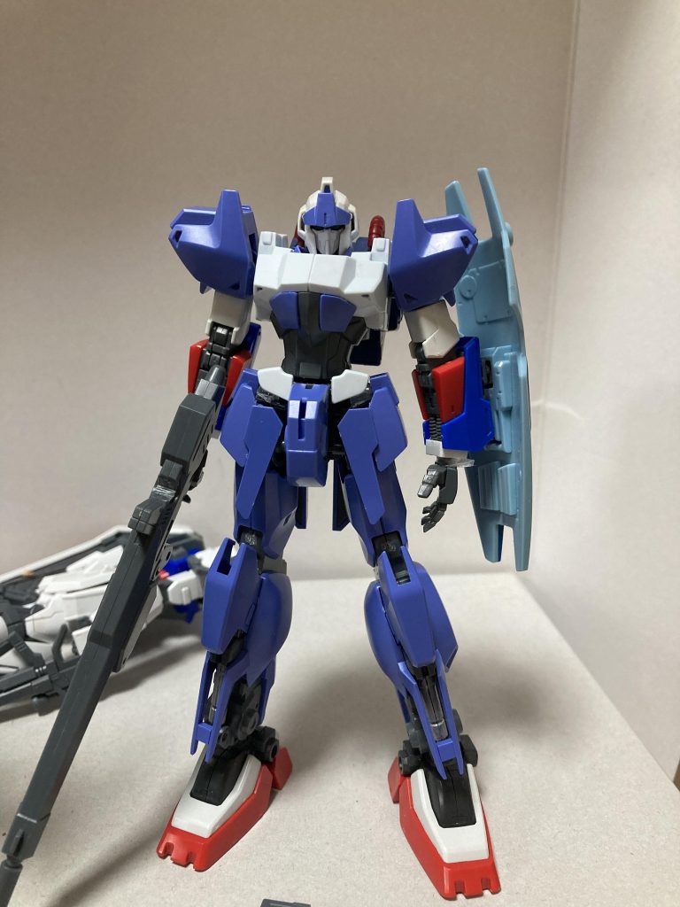 最初はここから始まりました後ろに倒れているEGストライクはご愛嬌でどうしてもこの細い腹部が気になってほかがないかと悩んでいましたまた脚部をゼータに交換するのも考えましたがデルタ系の要素がほぼ死ぬのでやめました