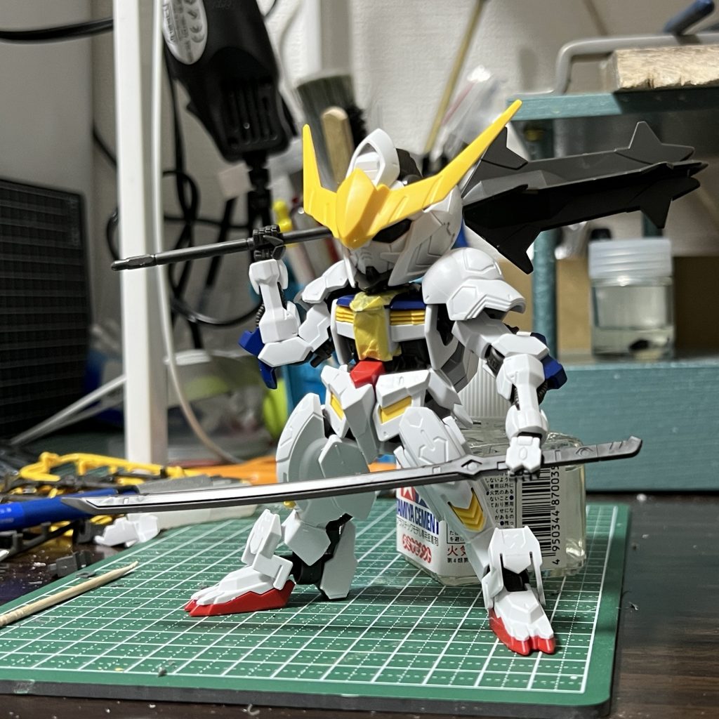 下半身の短縮と腹の短縮ができました。腹部はガンダムフレームをカットして接着したのみです。