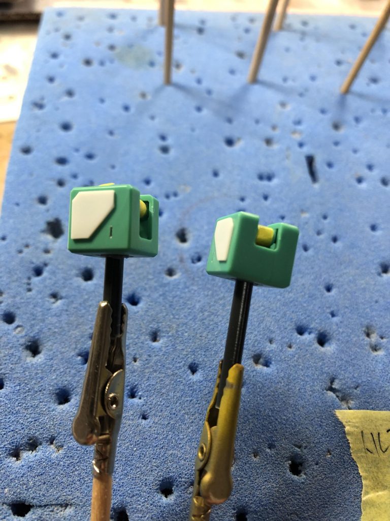 プラ板で追加装甲、肩、右肩アーマー、フロントスカート、胸、足首アンクルアーマーのマイナスモールドはマイナスドライバーをライターで炙り、焼きゴテみたいなやり方でディテールアップ、フロントスカート下段は簡単にスジボリ追加