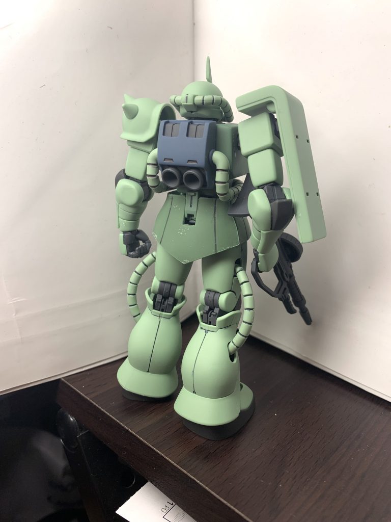 後ろから。腰の軟質パーツを付けたまま艶消ししてしまい、取りきれなかった跡があります。