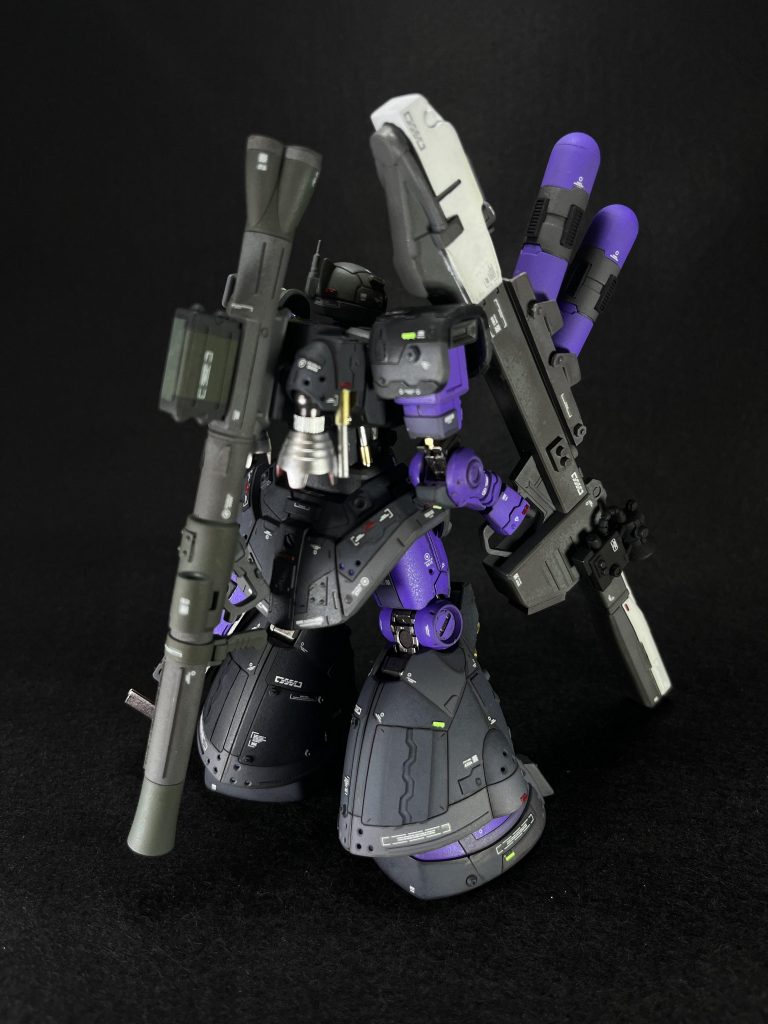 背面から機体全体に筋彫り、プラ板貼り付け、穴あけ、レッドポイント(今回はグリーン多めですが…)、リベット系を散りばめてます。今回は色が多いのもあるのでデカールは白で統一。バズーカの白の部分のみグレーのデカールを貼りました。