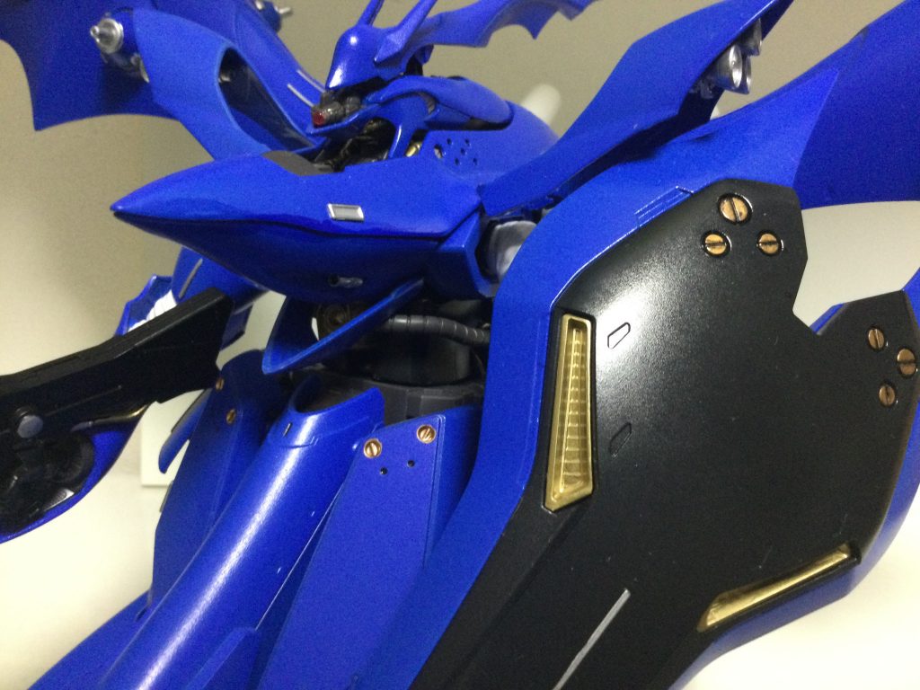 モノアイ、ライフルセンサーは前回のシナンジュと同じくミラーテープ銀色にHアイズを使用