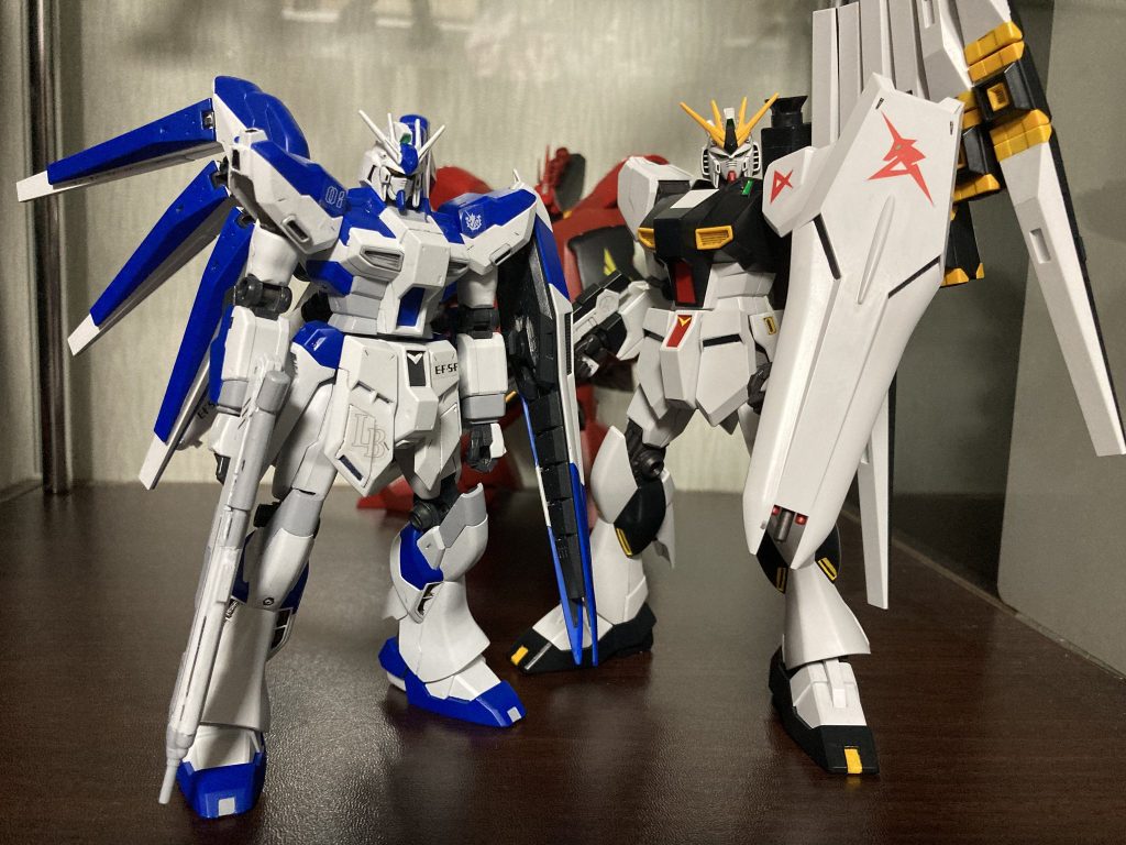 で、ふと思ったんです。10代の頃だって筆塗りで全塗装してたけど、パーツの破損なんて一回も無かったぞと。ABSパーツが無かったのかなとも思いましたが、そもそもが使ってる塗料がタミヤのアクリル塗料だったのでした。ここに来てアクリル塗料が俗に水性と呼ばれている塗料だった事、そしてラッカー塗料とは全然違うものなんだよという事を知ったのです。40歳目前にして学びのある人生!どうりで塗料の臭いがキツいし、水で筆を洗えない訳だ!笑そもそもラッカー自体が筆塗りに向いて無いなんて!水性=ビギナー、ラッカー=玄人とカン違いしていた自分をブン殴りたい!笑結局、破損パーツを瞬間接着剤で固定して、何とか素立ちのポージングまでは出来る様にして完成としました。その後、通常νガンダムと並べディスプレイしたいと思ったり、やっぱサザビーも欲しくなるよな〜と思ったりが続いて現在の沼に至ります笑