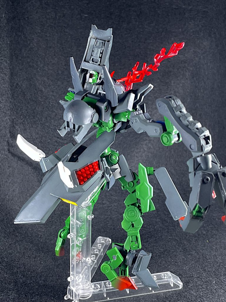 腰部ミサイルポッド弾幕用のミサイルまた、背部にはMAの頭を模したセンサーを搭載している。