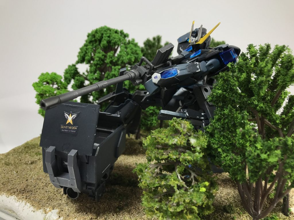 [格納される武装例]最も多用されるのが長距離砲撃用の180mmキャノンである。このほか、連装ミサイルやマシンガン、弾薬などを搭載可能で自身での利用のほか、フォースメンバーへの補給物資として使用されることも多い。