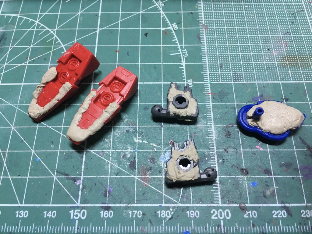 　上述の通り、足裏と足首関節の肉抜きはエポキシパテで埋めています。シグーディープアームズと並行で作ってたのでその右腰アーマーも映ってます。シグーの方はレギュレーション通りに整形後はマーカー塗りです。　ストライクの方は缶スプレーを使ってます。