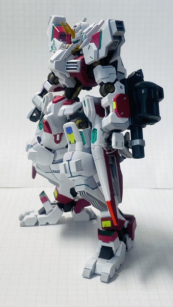 左碗部にはリボルバー式の擲弾発射器を接続。肩、腰部にバーニアを増設することで高機動による当たらなければ何とかなるだろうという頭悪い機体の完成。