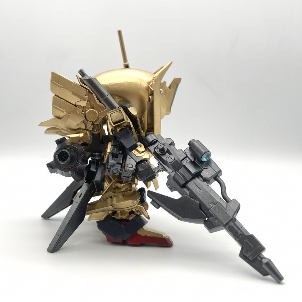 ロングメガバスターもジャンクパーツを適当に組み合わせて作成。脚部にはSDCSシスクードのバインダーを取り付けてあります。