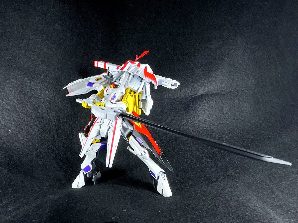 武装斬艦刀 身の丈程もある巨大な刀で、バックパックと一体になっているクローで保持する。