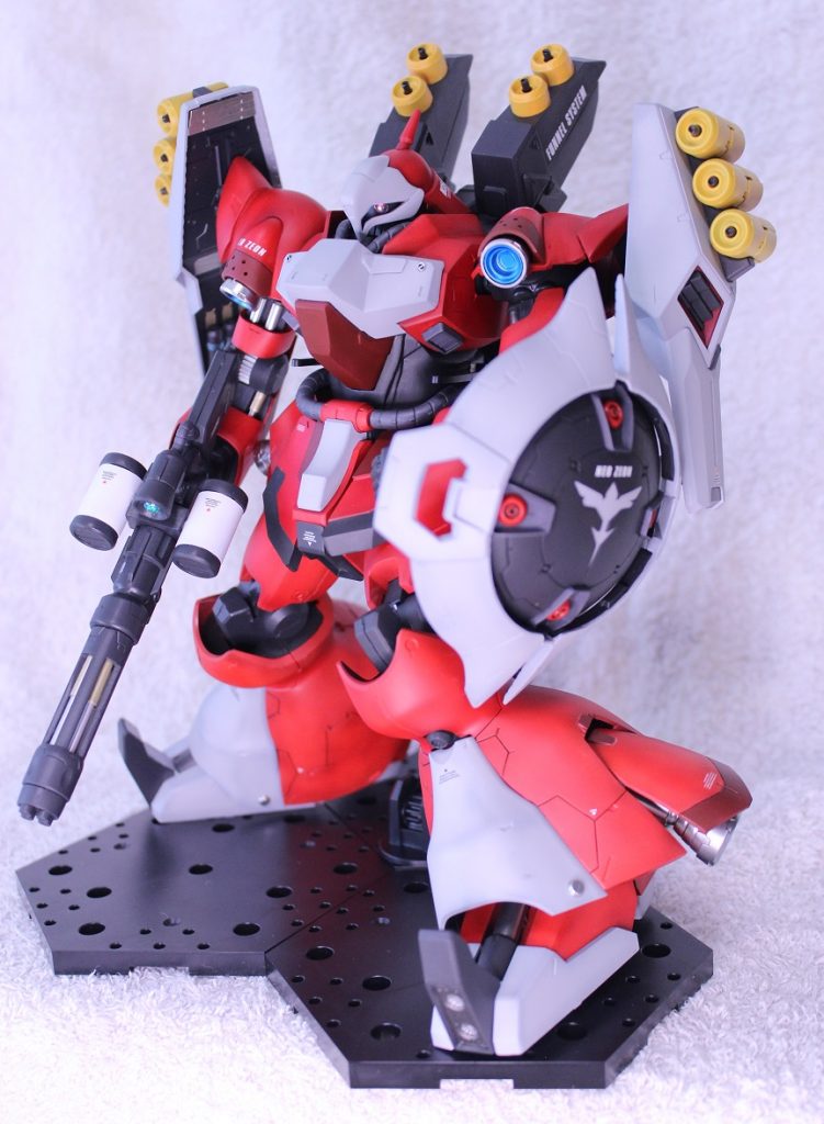 クェス機ということで鮮やかな赤になるように，赤＋黒の下地に白→クリアレッド→クリアオレンジ→クリアレッドと塗り重ねています。