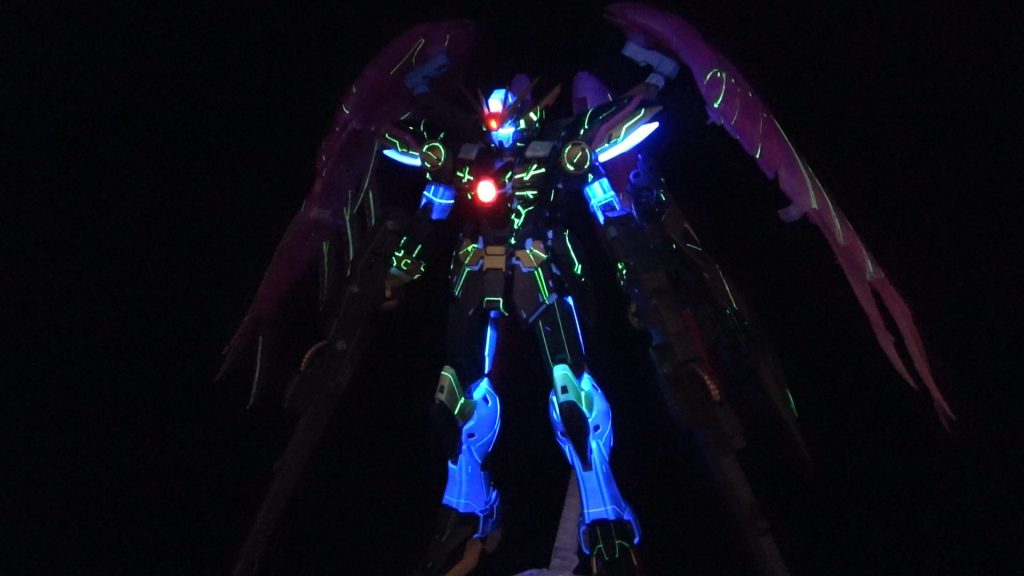 蛍光塗料でスミ入れをして発光するようにしました。