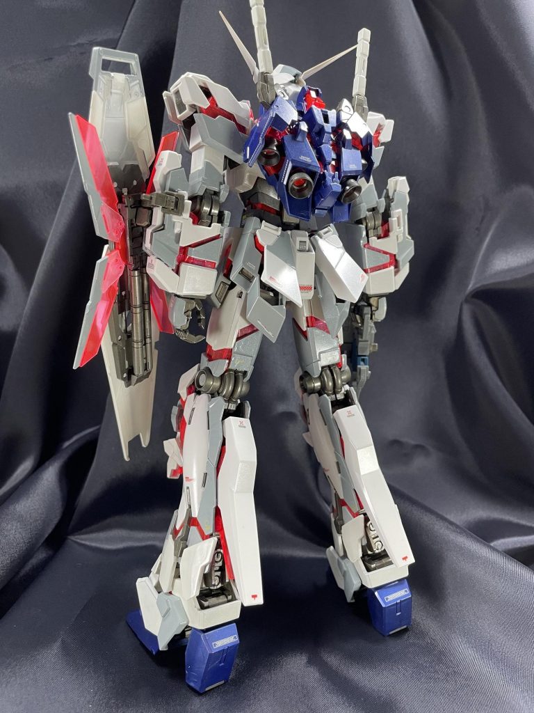 背面。動かすと塗装に影響するので、関節以外は接着しています。変形機構はオミットされましたが、製作者以外が変形させられるとは思えないのでOK。