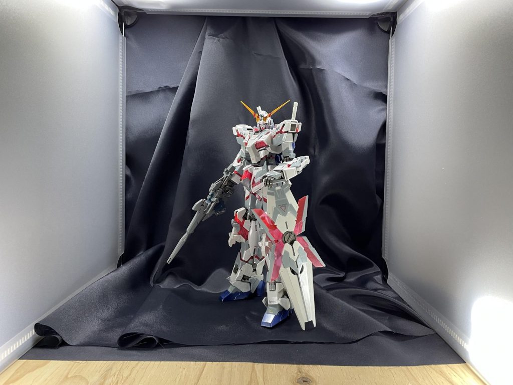 余談:撮影ブース導入したらとても便利でした。以上です。完成する頃には「いいじゃん・・・」となってしまいましたが、約束通りこの後友人宅へ嫁ぎます。恰好良く飾ってもらうんだよ。それでは、ご覧いただきありがとうございました。【やったこと】水性塗料の筆塗り変形可動部分の接着塗膜に触れる稼働部のクリアランス確保水転写デカールトップコート撮影【使ったもの】〇塗装 クレオス/アクリジョンのグランプリホワイト・エアクラフトグレーを中心に色々〇デカール 付属のドライデカール、ハイキュー、アシタのデカール、その他手持ちのもの〇トップコート タミヤのパールホワイト(ラッカー)+光沢トップコート(水性)
