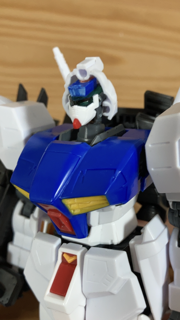 ちなみに当時の頭部はこんな感じで顔面と頭部の隙間を埋めて接着していました 