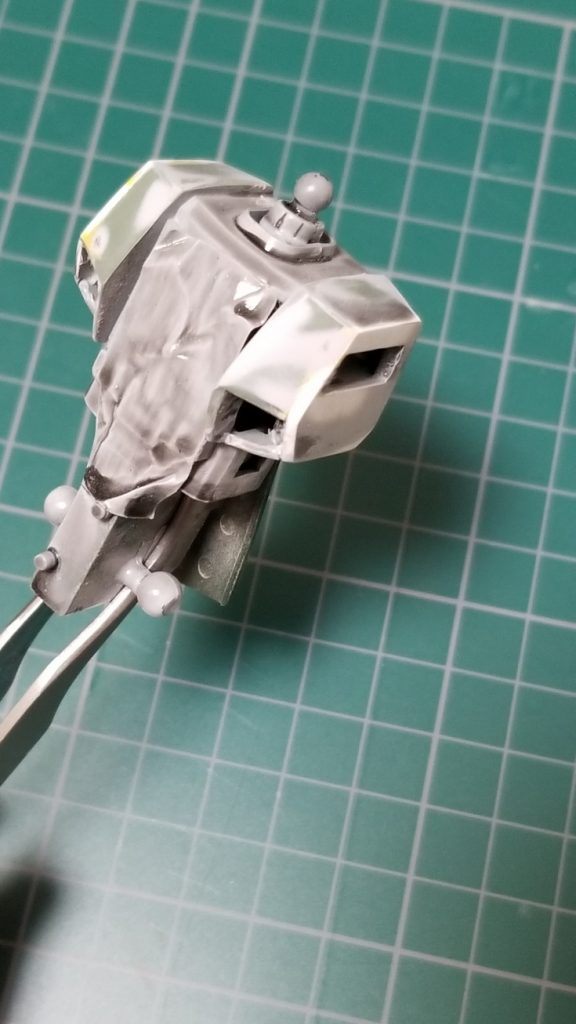 メインボディー制作風景両サイドに１mm厚のプラ板を張り付け、下乳部分を切開し表面処理を行っている状態です。