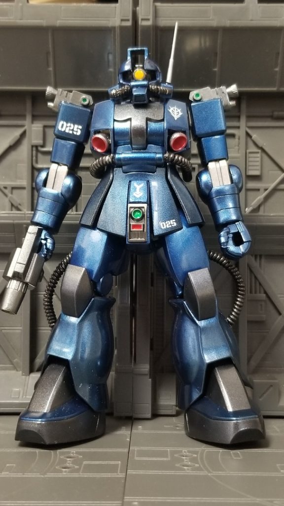 正面ショットベースボディーはHGUC032や040のザクⅡになるので、ザクらしい？フォルムになっていると思います。股間の矢印マークは、設計図の写真に合わせたらMSVイラストとは逆向きに・・・