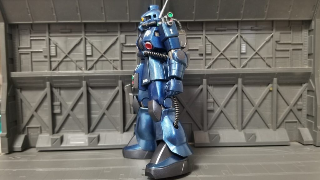 サイドショット！股間や肩のカメラユニット、顔面のメインカメラの出目金ぷりが良く見えると思います。