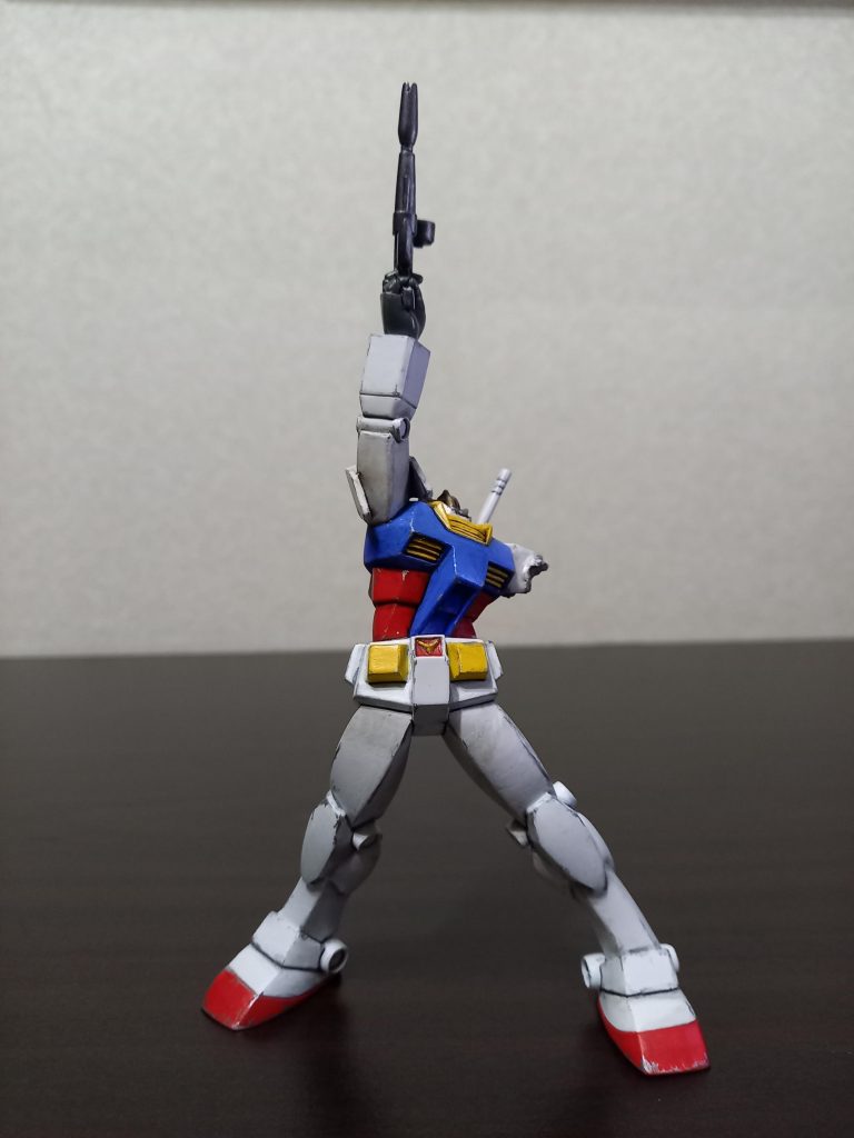 これは制作途中ですが、正面から片方のビームサーベルが見えないので、最終的に右肩のサーベルはかなり寝かせました。シャア目線の写真で分かりやすいかもです。完全非対称ですね。