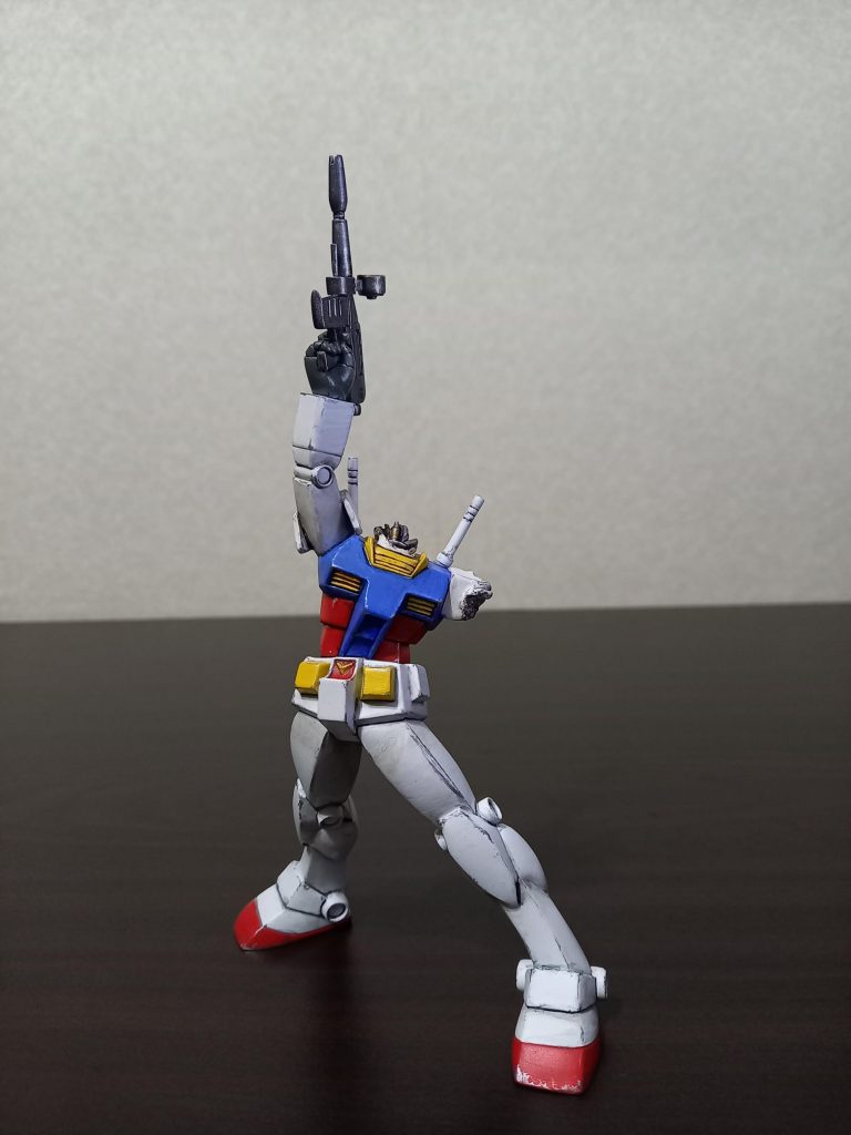 よじれた胴体。