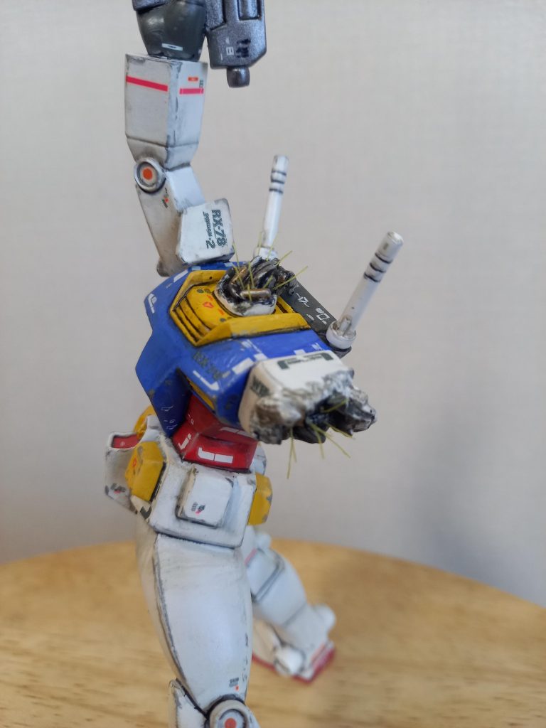 壊れたスパークは歯ブラシの毛をピンバイスで開けた穴に、植毛。