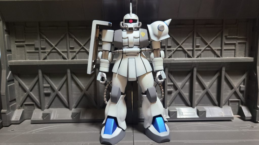 基本工作は、胸部幅増し・シールドの大型化になります。作業としては簡単で、胸部の両脇に1mm厚のプラ板を張り付け。シールドも同様に1mm厚のプラ板を両サイドと下部に貼り付けてひと回り大きくしています。