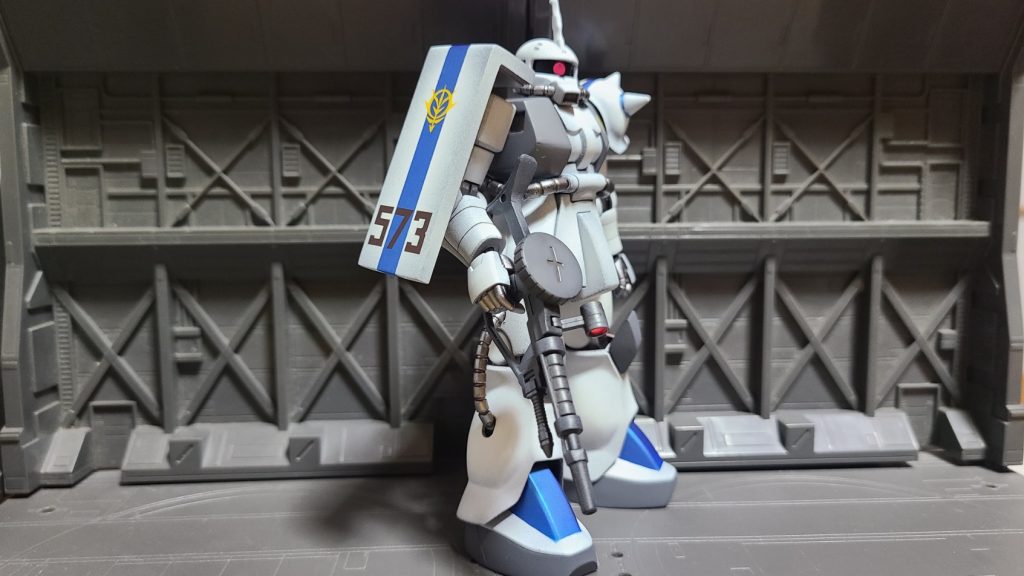 シン・マツナガ機は、虹霓のシン・マツナガのコミックスのパッケージイラストやMSV-Rのイラストを見てどうしても作りたくなり製作しました。実は前に一度製作したのですが、胸部幅増しをした現在のスタイルで再度作り直したためこれは2体目になります。塗装レシピは、黒立ち上げの上白・ガイアノーツのEXホワイトグレー・クレオス　ガンダムカラーのジオンMSグレー？青・クレオスGXメタルブルー上記塗装の上デカール貼り付けて水性トップコート艶消しをかけています。ちなみに動力パイプはガイアノーツのフレームメタリック２にEXクリアを吹いています。個人的にこのHGUC032・034・040のザクシリーズの雰囲気が好きな為、これらキットを使った罰当たりなミックスビルドを数多く行っています。おいおいアップ出来たらと思います。最後までご覧いただき有難うございます。 