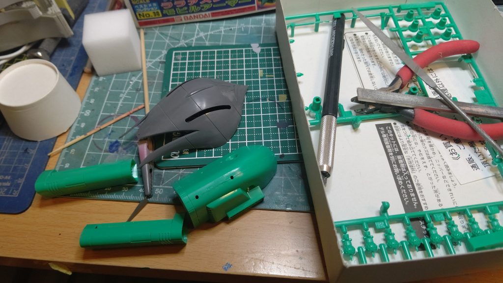 昨年秋のガンキャノンの頃からメインのキット制作の塗装の乾燥待ちの合間などにチマチマと塗っては磨きを繰り返し、4作またいでようやく完成しました。ご覧いただきありがとうございました。