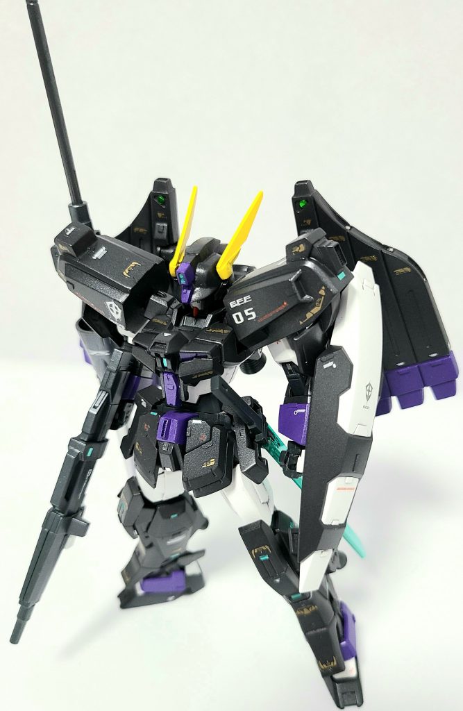 デカールはガンダムAGE汎用、GOOD MARK DECALS -グッドマークデカール-』のコーションデカールのゴールド、センサー部分などはホイルシールの切れ端を細かくカットして使用しています。