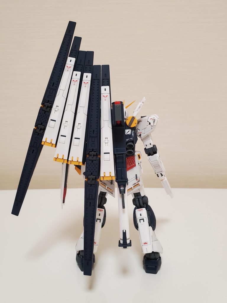 パーツ数の多さとバカ正直にフレーム全体をスミ入れしようとして、両足を作った後に約１年放置してました😞💦スミ入れはガンダムマーカーとガンダムシャーペンで。トップコートで仕上げただけの完全素組みです。