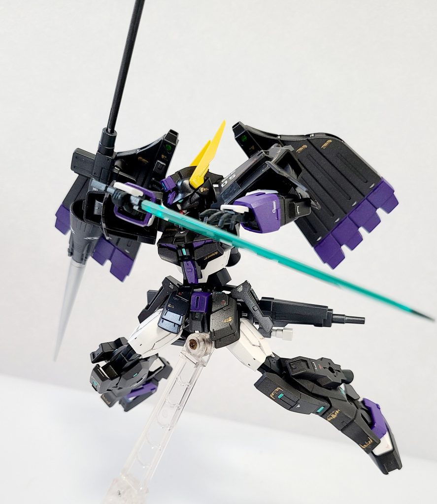 アデルマークIIをベースに総合戦闘力を向上させた機体のイメージで製作しました。シグルブレイド、ドッズランサー、ドッズバヨネット等、近接~中距離での戦闘に対応する武装を装備しています。