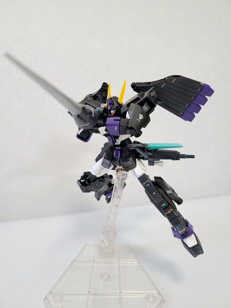 ショットランサーと同様に基部にマシンガンが仕込まれている設定にしています。真鍮パイプを埋め込んで、銃口を再現しています。