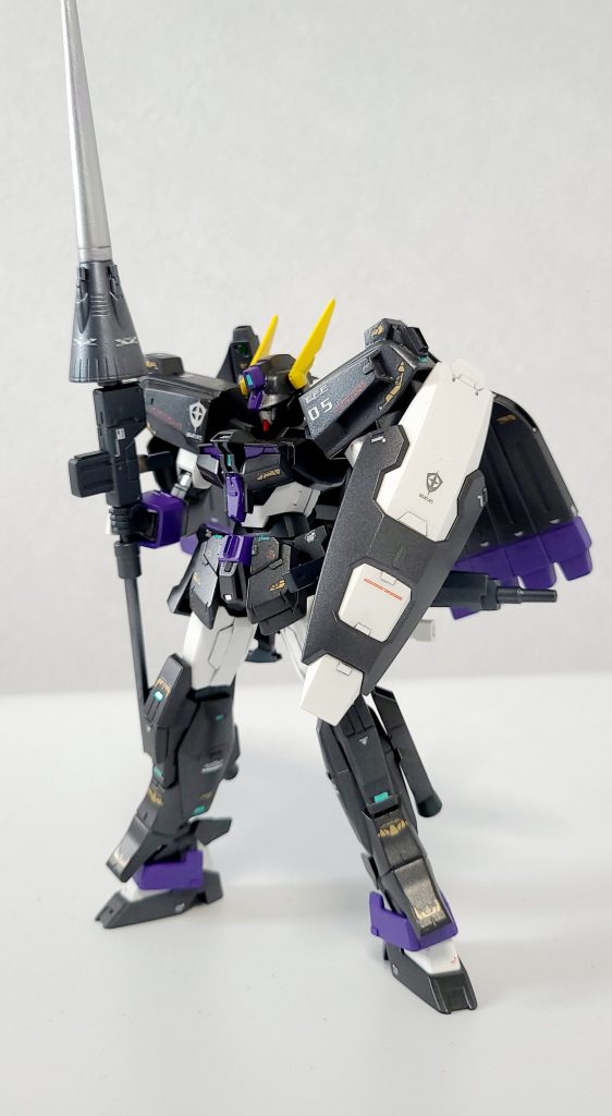 ベルガ・ギロスのパーツはそのままだと大きすぎるため、幅を詰めています。フェイスパーツはFGキュリオスより流用してツインアイにしています。