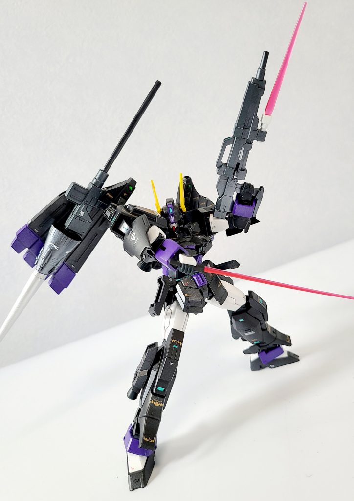 銃身下部にビーム発振器を装備したドッズバヨネットを装備し、ビームサーベルとの二刀流も可能にしています。