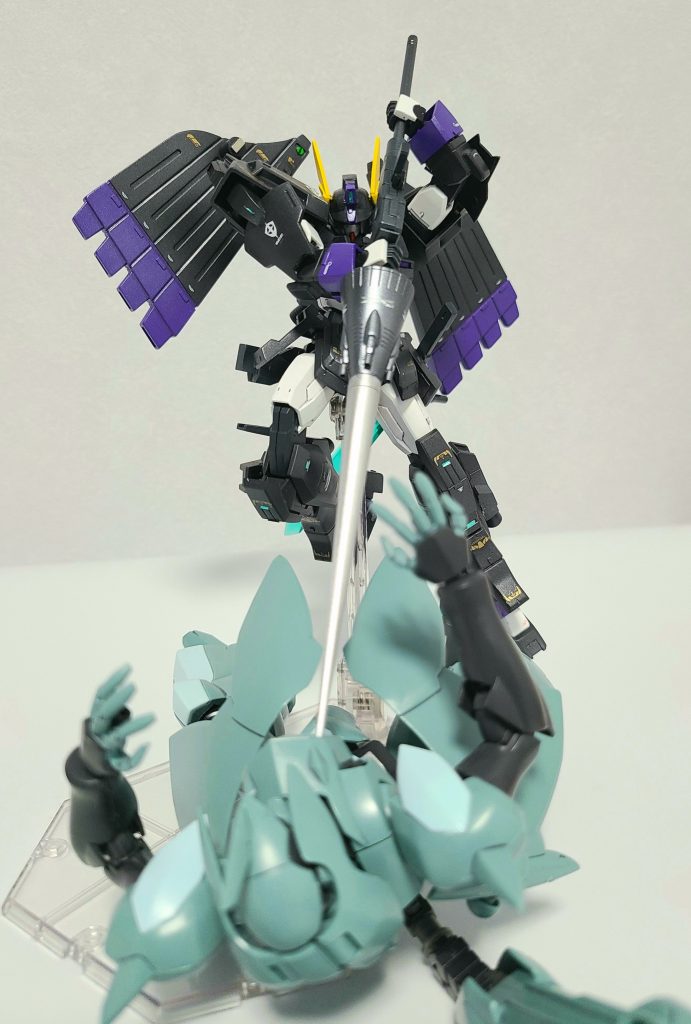 ランスは1/100ベルガ・ギロスのショットランサーより流用しています。本体と同等の長さがあり、リーチの差を利用して機先を制しての攻撃を可能にしています。