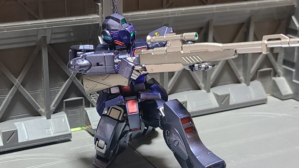 やはりジム・スナイパーⅡと言えばこの射撃姿勢ですよね。私は基本ザクの人なのですが、ジム系も結構好きだったりします。今回使用したパールマーズダークブルーはジム・クウェルやヘイズル等を作る際の試し塗りも兼ねて使ってみたのですが、希釈薄め（１：３位）な為か下地の色で発色が悪くなったり・・・今回は下地にシルバーをつかってみたら良い感じになりました。（黒下地だとあんまり青くならなかった(T_T)）またその内ジムシリーズもつくってみたいですね。最後までご覧いただき有難うございました。