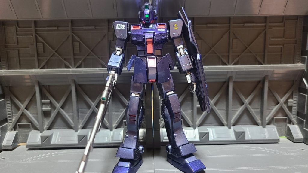 まず正面。このキットで感心したのがバイザーの緑色のカメラ？部分！プリズム効果で上部集めた光を反射させ緑色に光って見えるんですね。