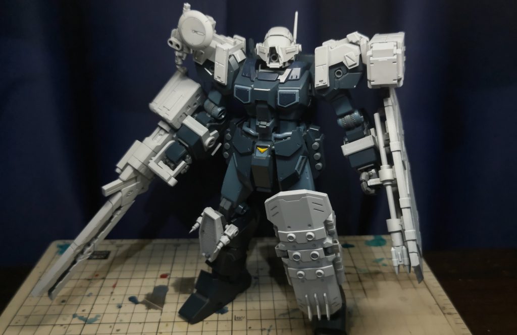 追加兵装は壽屋の武器パーツを切って貼り合わせてプラ板などで加工したモノ。情報量を追加しすぎるとごちゃごちゃしてしまうと思い、本体はあまり手を入れていない。