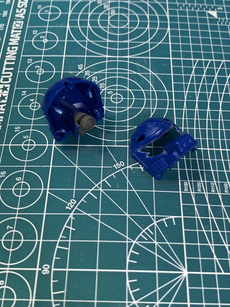 頭部はくり抜いてモノアイの稼働ギミックを仕込んでます