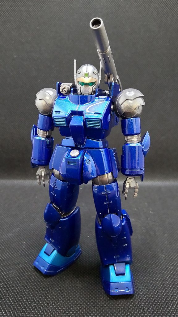 青キャンディの2トーン表現の練習にと、濃い方はブルーメタリックにクリアーブルー重ねて、薄い方はシルバーにクリアーブルーって感じです。顔は黒下地にシルバーとゴールド、肩や手足関節等は光沢のある赤鉄色、キャノンや武器などは半光沢の焼鉄色と、メタリックも色の違いを試してみた感じです。