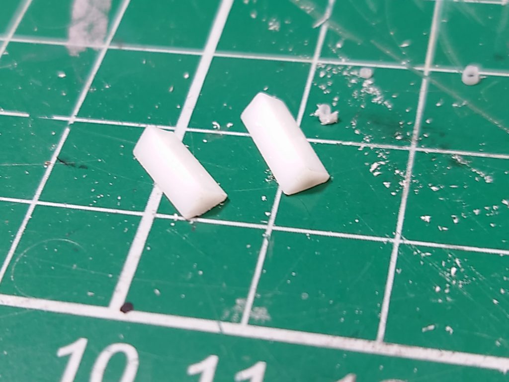 ヘッドライトベースは角棒を削りました。